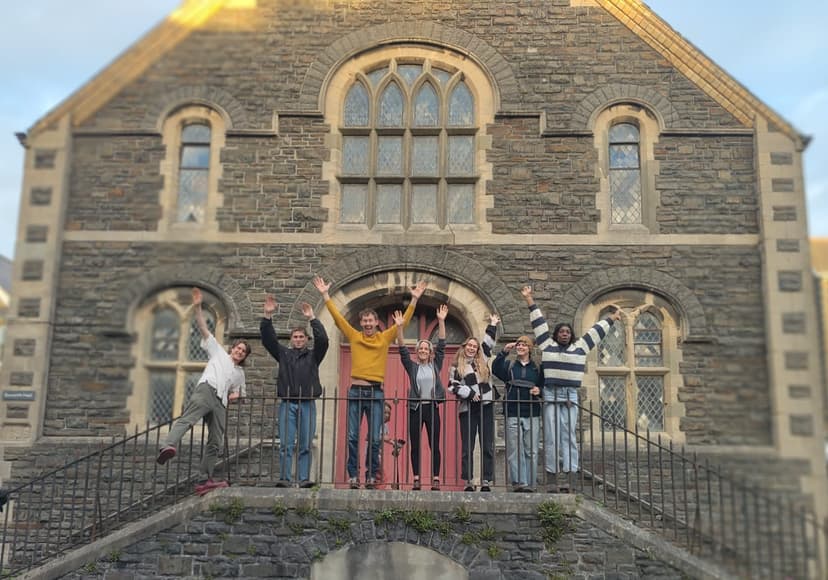 Dim Neuadd? Dim Problem. Bowldro Buarth yn Cadw